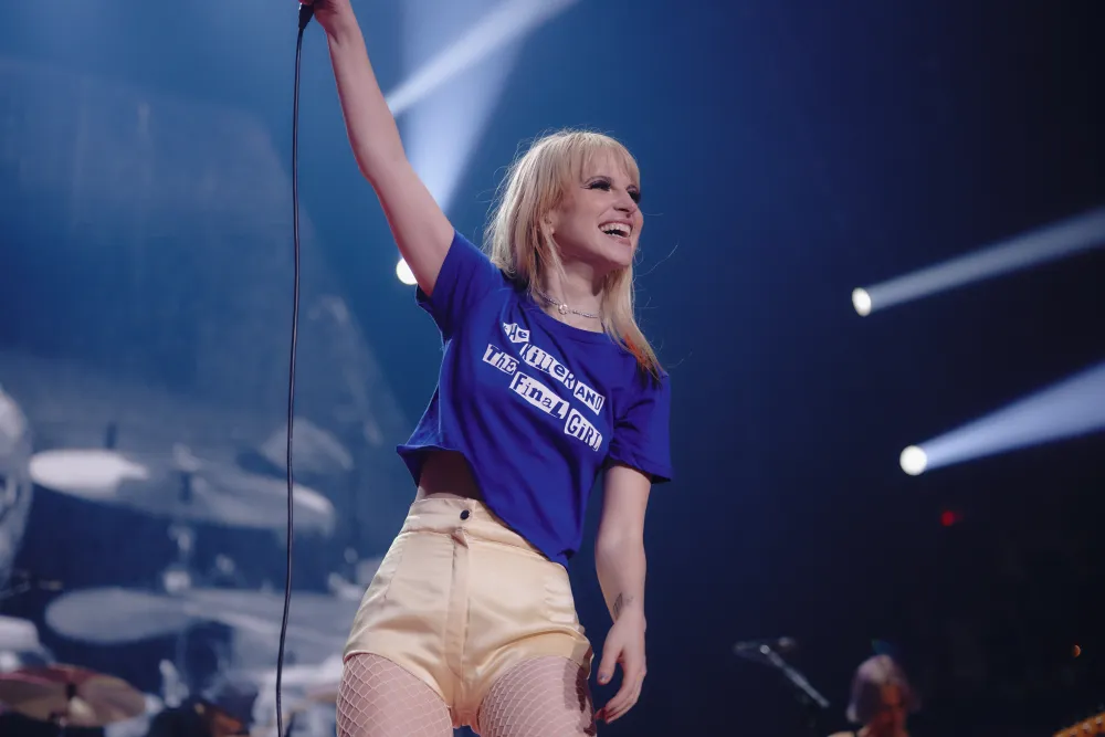 Hayley Williams live on tour